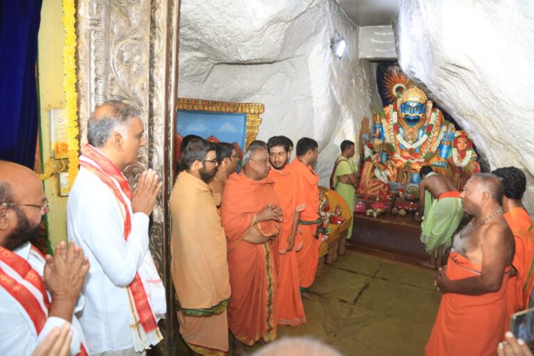 Komurelli: 12 కోట్ల వ్యయంతో క్యూ లైన్ కాంప్లెక్స్ Komurelli: 12 కోట్ల వ్యయంతో క్యూ లైన్ కాంప్లెక్స్