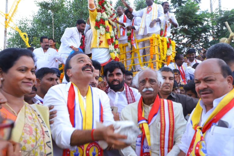 Chevella: దొడ్డి కొమరయ్య విగ్రహావిష్కరణ Chevella: దొడ్డి కొమరయ్య విగ్రహావిష్కరణ
