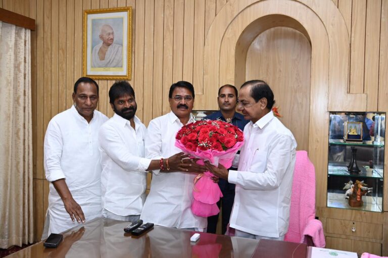 Hyd: రైతు రుణ మాఫీ నిర్ణయంతో ప్రజా ప్రతినిధుల హర్షం Hyd: రైతు రుణ మాఫీ నిర్ణయంతో ప్రజా ప్రతినిధుల హర్షం
