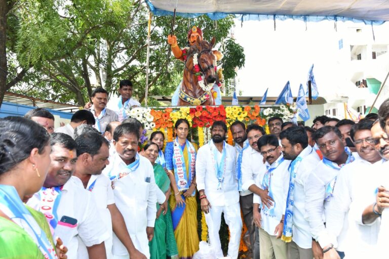 సర్దార్ సర్వాయి పాపన్న గౌడ్ విగ్రహాన్ని ఆవిష్కరించిన మంత్రులు