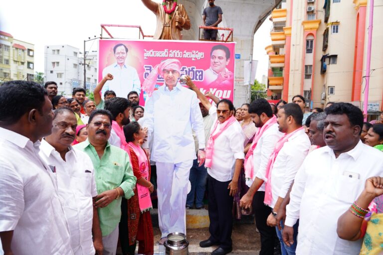 Hyd: మాగంటి ఆధ్వర్యంలో సిఎం చిత్రపటానికి పాలాభిషేకం Hyd: మాగంటి ఆధ్వర్యంలో సిఎం చిత్రపటానికి పాలాభిషేకం