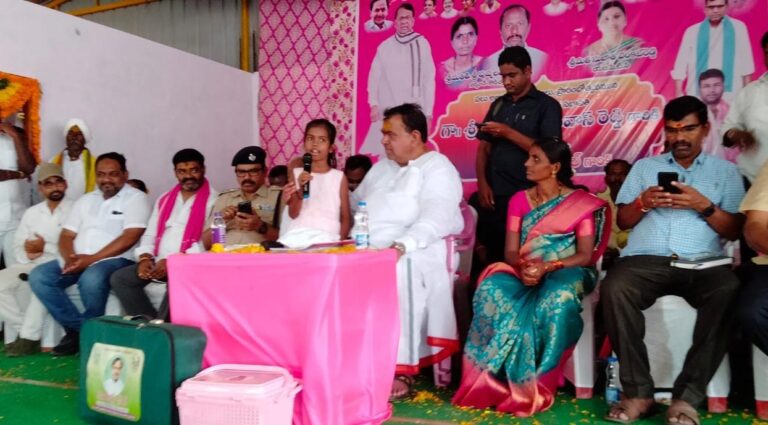 Pocharam: చిన్నారి పాటకు స్పీకర్ ఫిదా Pocharam: చిన్నారి పాటకు స్పీకర్ ఫిదా