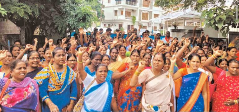 Karimnagar:  మంత్రి ఇంటిముంది ఆశా వర్కర్స్ ధర్నా