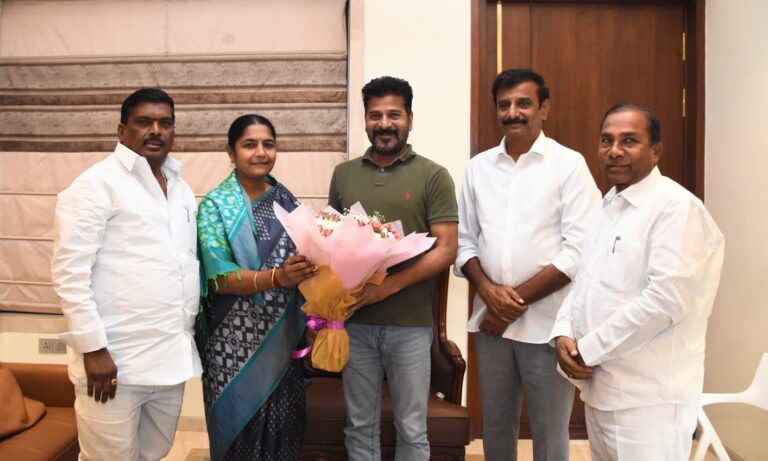 4 BRS MLAs met CM Revanth: సీఎం రేవంత్ తో భేటీ అయిన నలుగురు బీఆర్ఎస్ ఎమ్మెల్యేలు 4 BRS MLAs met CM Revanth: సీఎం రేవంత్ తో భేటీ అయిన నలుగురు బీఆర్ఎస్ ఎమ్మెల్యేలు