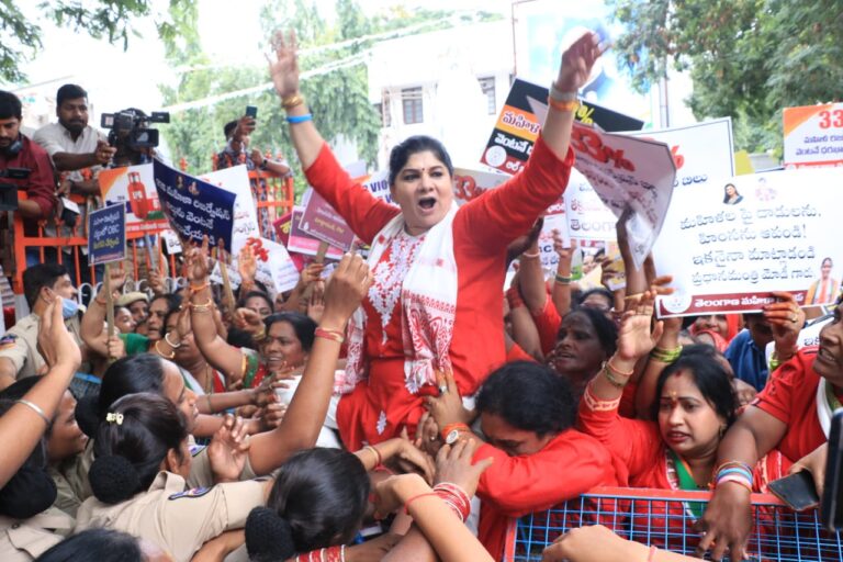 Telangana Mahila Cong demands women reservations:  బీజేపీ ఆఫీస్ ముందు మహిళా కాంగ్రెస్ ధర్నా