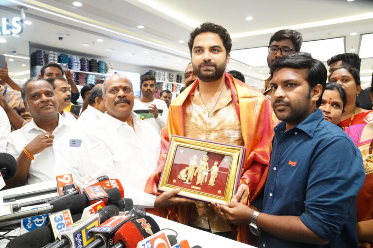 Hero Viswaksen launches CMR Shopping mall:  సీఎంఆర్ షాపింగ్ మాల్‌ను ప్రారంభించిన హీరో విశ్వక్సేన్