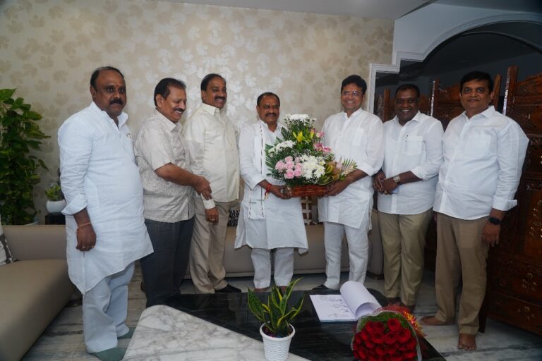 Jagityala- మంత్రి శ్రీధర్ బాబును కలిసిన పిసిసి అధ్యక్షులు బొమ్మ మహేష్ కుమార్ గౌడ్ Jagityala- మంత్రి శ్రీధర్ బాబును కలిసిన పిసిసి అధ్యక్షులు బొమ్మ మహేష్ కుమార్ గౌడ్