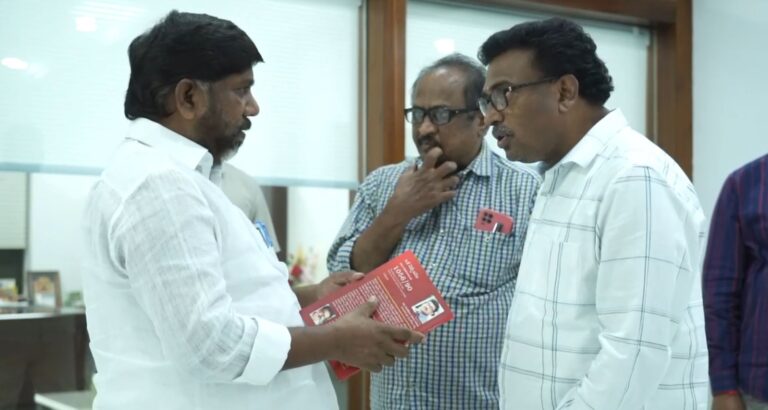 Oka Vidhwamsam-1056/90 book presented to Dep CM Bhatti by writer Sarma: ఒక విధ్వంసం-1056/90 పుస్తకాన్ని డిప్యుటీ సీఎంకు అందించిన రచయిత శర్మ Oka Vidhwamsam-1056/90 book presented to Dep CM Bhatti by writer Sarma: ఒక విధ్వంసం-1056/90 పుస్తకాన్ని డిప్యుటీ సీఎంకు అందించిన రచయిత శర్మ