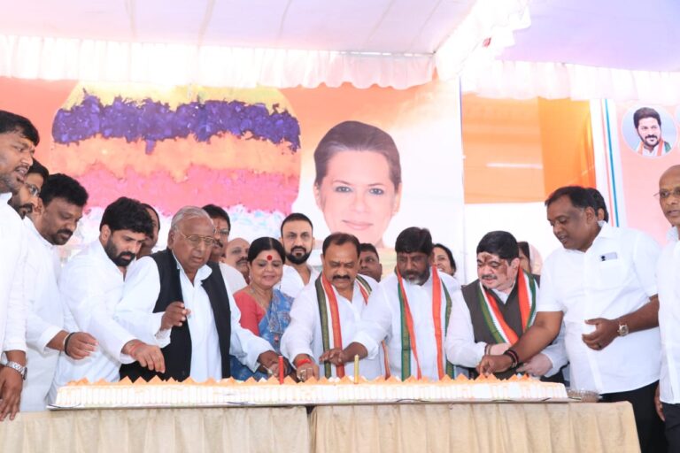 Gandhi Bhavan:  సోనియాగాంధీ జన్మదినం సందర్భంగా భారీ కేక్ కట్ చేసిన పీసీసీ