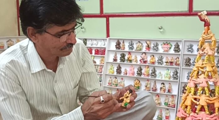 Miniature Ganesh idol artist