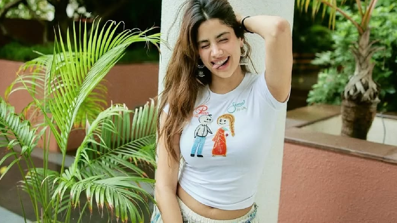 Janhvi Kapoor hot look
