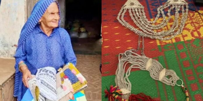 Women donate jewelry for Punjab flood relief