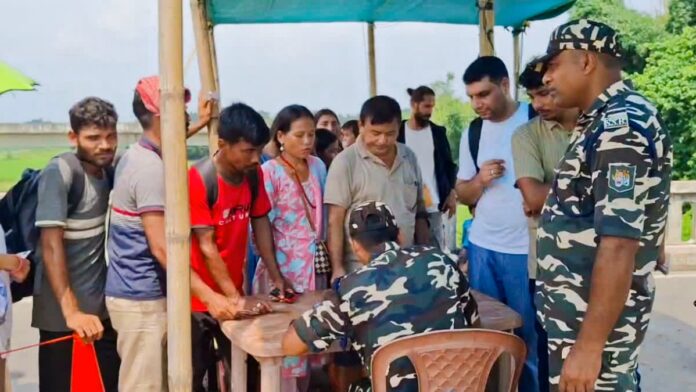 Indians return from Nepal