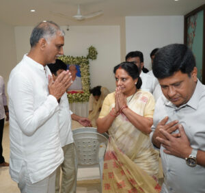 Kavitha visits Harish rao